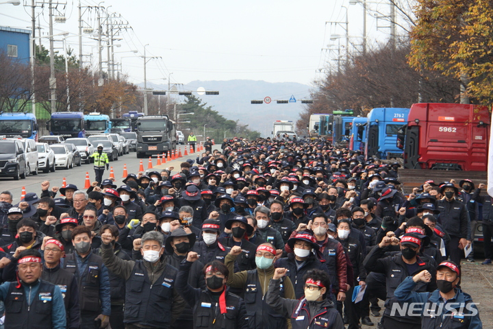 [포항=뉴시스] 민주노총 공공운수노조 화물연대본부는 24일 오전 10시 경북 포항시 남구 대송 교차로에서 포항지부 조합원 2000여명이 모여 출정식을 가졌다. 2022.11.24. abc1571@newsis.com