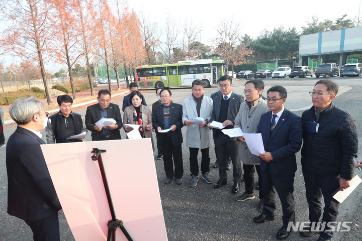 [전주=뉴시스]윤난슬 기자 = 전주시의회 도시건설위원회는 전주시 외곽 지역 시민들의 발이 되어주고 있는 마을버스의 운영 현황을 점검했다고 24일 밝혔다.(사진=전주시의회 제공) 