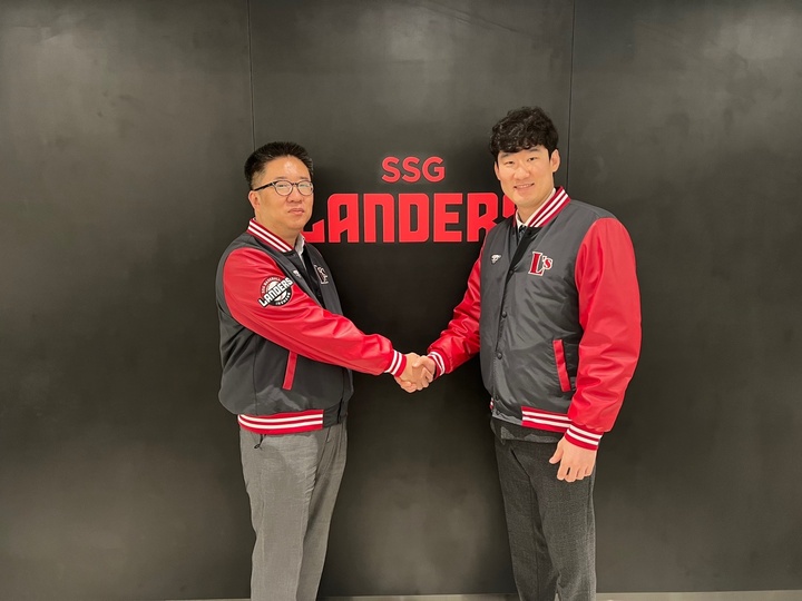 [서울=뉴시스] SSG 랜더스에 잔류한 FA 오태곤과 류선규 SSG 단장. (사진= SSG 랜더스 제공) *재판매 및 DB 금지