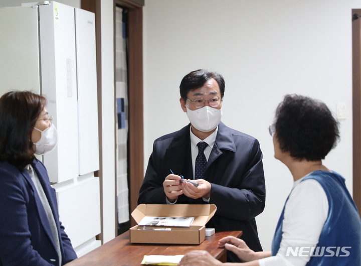 [화성=뉴시스] 정명근 화성시장이 연쇄성폭행범 박병화의 전입으로 불안에 떨고 있는 여성 1인 가구 및 한부모 모자가정에 '여성안심패키지'를 전달하고 있다 (사진 = 화성시 제공)