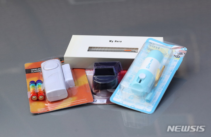 [화성=뉴시스] 화성시 '여성안심패키지' 구성품 