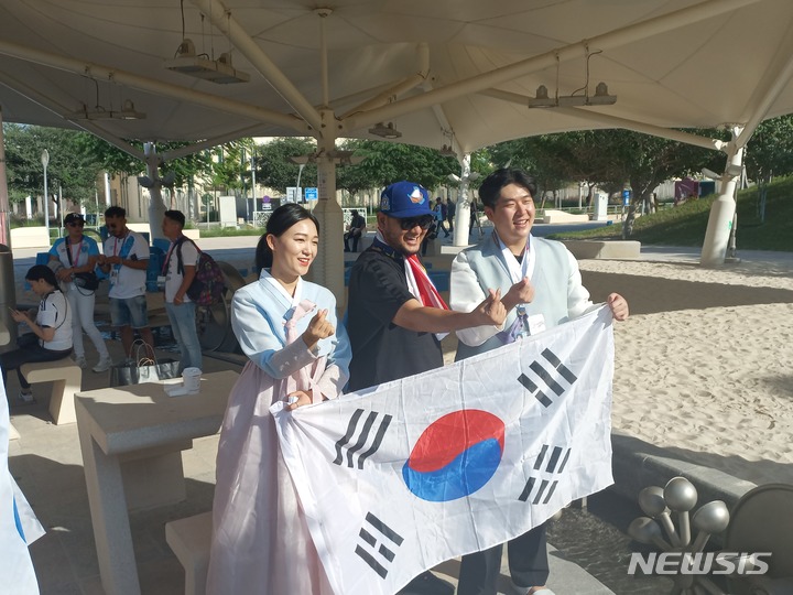 [알라이얀(카타르)=뉴시스]박지혁 기자 = 한국과 우루과이는 24일 오후 10시(한국시간) 카타르 알라이얀의 에듀케이션 시티 스타디움에서 2022 카타르월드컵 H조 조별리그 1차전을 치른다. 주카타르대한민국대사관에서 한국 알리미 역할을 위해 한복을 입고 찾은 이효진(25·왼쪽)씨와 우장섭(24)씨는 외국 팬들과 사진을 찍으며 눈길을 끌었다. fgl75@newsis.com