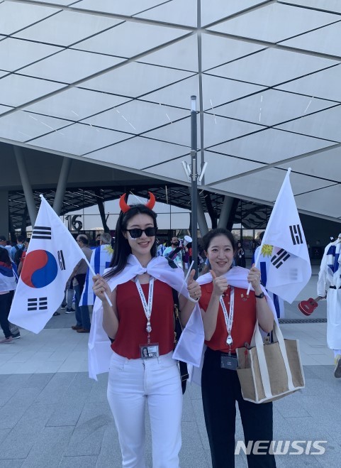 [알라이얀(카타르)=뉴시스]안경남 기자 = 한국과 우루과이는 24일 오후 10시(한국시간) 카타르 알라이얀의 에듀케이션 시티 스타디움에서 2022 카타르월드컵 H조 조별리그 1차전을 치른다. 카타르 국영항공사에 재직 중인 조윤정(37·왼쪽)씨와 박승현(31)씨는 "오늘 한국이 꼭 이겨서 좋은 기억으로 남았으면 좋겠다"며 웃었다.