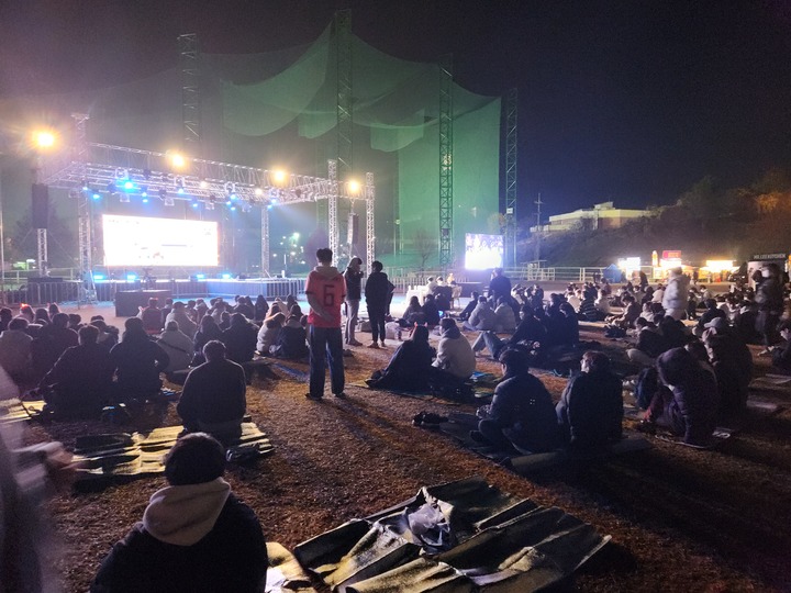 [전주=뉴시스]이동민 기자 = 2022 카타르월드컵 대한민국 축구대표팀의 첫 경기가 열리는 24일 오후 9시께 전북 전주대학교 대운동장에는 수백명의 응원인파가 몰렸다. *재판매 및 DB 금지