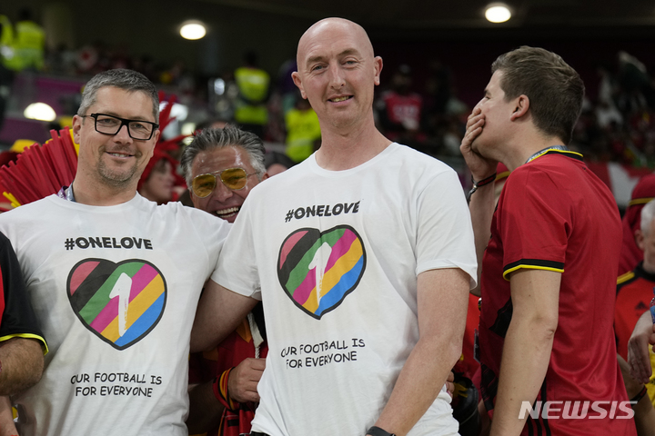 [도하=AP/뉴시스]벨기에 팬들이 무지개 무늬 티셔츠를 입고 2022 카타르 월드컵 벨기에-캐나다 경기를 기다리고 있다. 2022.11.24.