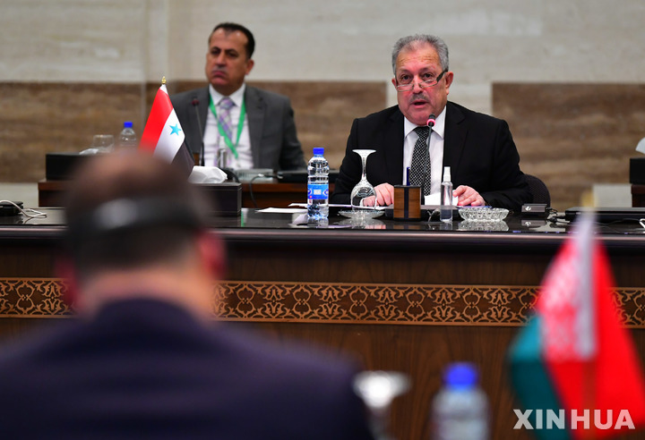 [다마스쿠스(시리아)= 신화/뉴시스] 후세인 아르누스 시리아총리(오른쪽)와 로만 골로브첸코 벨라루스 총리가 23일(현지시간) 회담을 마친 뒤 공동기자회견을 하고 있다. 