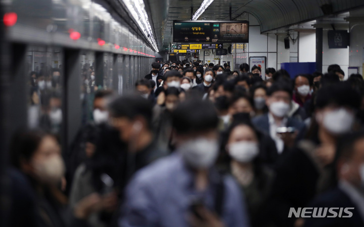 [서울=뉴시스] 서울 광화문역 승강장이 출근하고 있는 시민들로 붐비는 모습. (사진= 뉴시스 DB) bluesoda@newsis.com