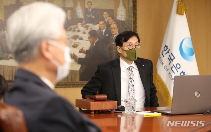 [서울=뉴시스] 사진공동취재단 = 이창용 한국은행 총재가 24일 오전 서울 중구 세종대로 한국은행에서 금융통화위원회 회의에 참석해 자리에 앉고 있다. 한국은행은 이날 올해 마지막 금통위를 열고 6회 연속 금리 인상 여부를 결정한다. 2022.11.24. photo@newsis.com