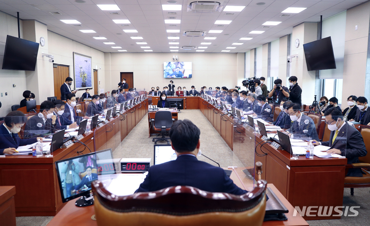 [서울=뉴시스] 최진석 기자 = 윤관석 국회 산자위 위원장이 24일 서울 여의도 국회에서 열린 산업통상자원중소벤처기업위원회 전체회의에서 의사봉을 두드리고 있다. 2022.11.24. myjs@newsis.com