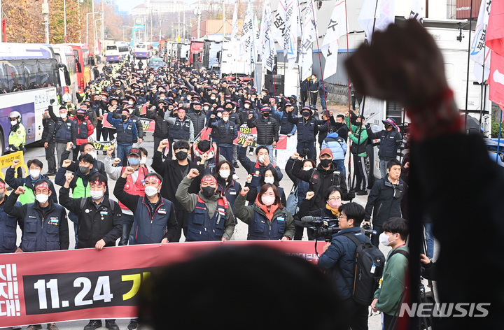 [의왕=뉴시스] 김종택 기자 = 민주노총 공공운수노조 화물연대 조합원들이 24일 경기도 의왕시 내륙컨테이너기지(ICD)에서 열린 '총파업 출정식'에서 안전운임제 일몰제 폐지 등을 요구하며 구호를 외치고 있다. 2022.11.24. jtk@newsis.com