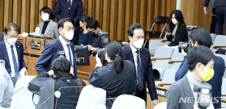 [서울=뉴시스] 전진환 기자 = 24일 오전 서울 여의도 국회에서 이태원 참사 국정조사 특별위원회 회의 파행으로 의원들이 회의장을 나가고 있다. 2022.11.24. amin2@newsis.com