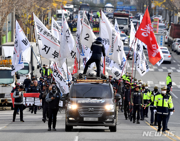 [광주=뉴시스] 이영주 기자 = 24일 오전 광주 광산구 하남산단 5번길에서 민주노총 공공운수노조 화물연대 광주지부가 총파업 결의 행진을 하고 있다. 2022.11.24. leeyj2578@newsis.com