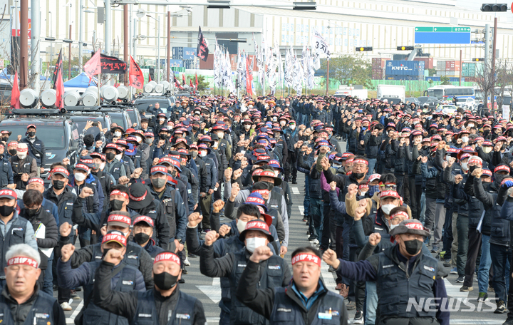 [울산=뉴시스] 배병수 기자 = 민주노총 공공운수노조 화물연대본부가 24일 0시를 기해 총파업에 돌입한 가운데 이날 오전 울산 화물연대 조합원들이 울산신항 일원에서 총파업 출정식을 갖고 있다.. 2022.11.24. bbs@newsis.com