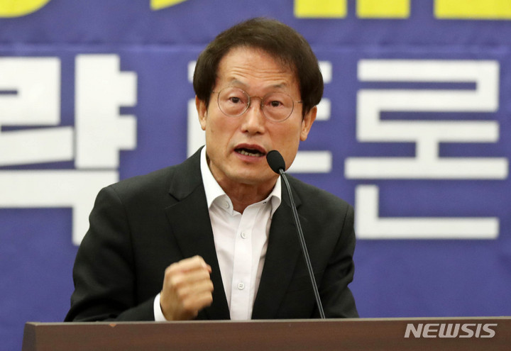 [서울=뉴시스] 고범준 기자 = 조희연 서울시교육감이 지난 24일 오전 서울 여의도 국회 의원회관 제1소회의실에서 열린 유·초·중·고등학교 교육예산 보장을 위한 지방교육재정 개편 논의와 향후 대응 전략 토론회에서 인사말을 하고 있다. 2022.11.30. bjko@newsis.com