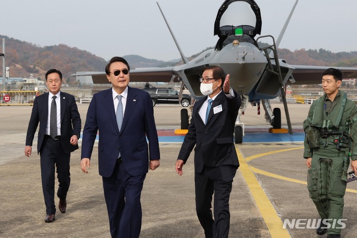 [사천=뉴시스] 홍효식 기자 = 윤석열 대통령이 24일 오전 경남 사천 한국항공우주산업(KAI)을 방문해 KF-21 시험비행 조종사인 이진욱 중령(진)을 격려한 뒤 이동하고 있다. (대통령실통신사진기자단) 2022.11.24. yesphoto@newsis.com