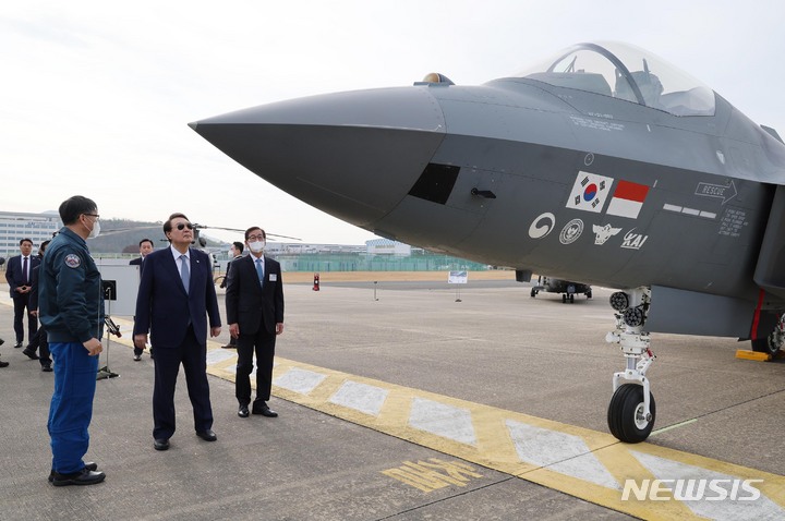 [사천=뉴시스] 홍효식 기자 = 윤석열 대통령이 24일 오전 경남 사천 한국항공우주산업(KAI)을 방문해 KF-21 시제기 3호기를 참관하고 있다. (대통령실통신사진기자단) 2022.11.24. yesphoto@newsis.com