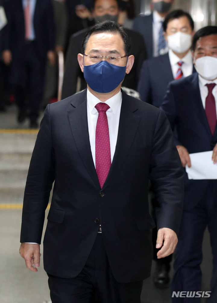 [서울=뉴시스] 고범준 기자 = 주호영 국민의힘 원내대표가 24일 오후 서울 여의도 국회에서 열리는 비공개 의원총회에 참석하고 있다. 2022.11.24. bjko@newsis.com