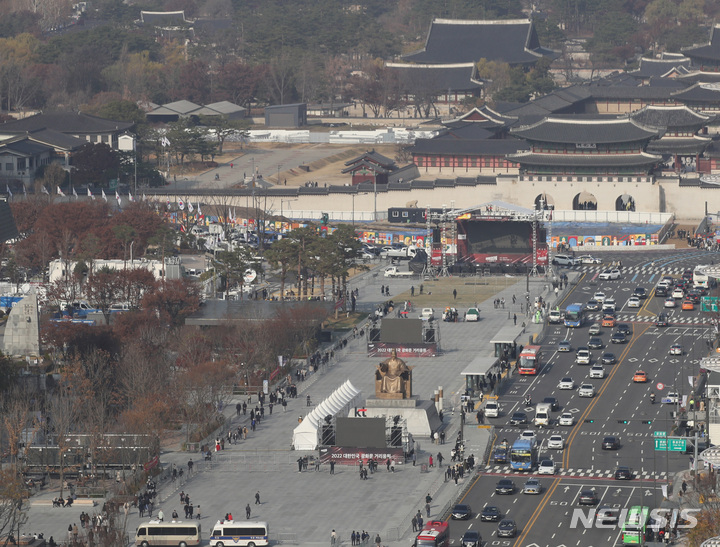 [서울=뉴시스] 김진아 기자 = 24일 서울 종로구 광화문광장에 2022 카타르월드컵 대한민국의 첫 경기 우루과이전을 앞두고 거리응원 스크린이 설치되고 있다. 2022.11.24. bluesoda@newsis.com