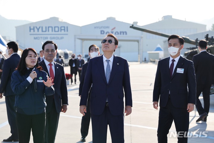 [창원=뉴시스] 홍효식 기자 = 윤석열 대통령이 24일 오후 경남 창원 현대로템을 방문해 야외 전시장비를 관람하고 있다. (대통령실통신사진기자단) 2022.11.24. yesphoto@newsis.com