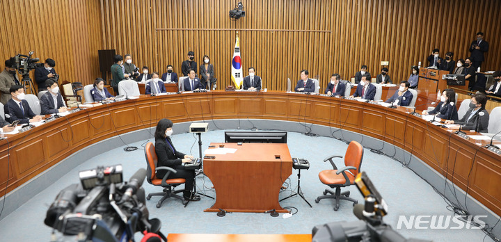 [서울=뉴시스] 전진환 기자 = 우상호 위원장이 지난달 24일 오후 서울 여의도 국회에서 열린 '용산 이태원 참사 진상규명을 위한 국정조사특별위원회의'에서 발언하고 있다. 2022.11.24. amin2@newsis.com