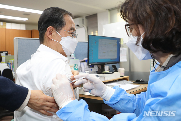 [서울=뉴시스] 배훈식 기자 = 한덕수 국무총리가 24일 오후 서울 종로구 종로구보건소에서 코로나19 2가 백신 추가 접종을 하고 있다. 2022.11.24. photo@newsis.com