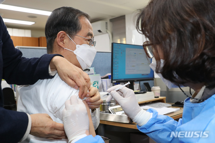 [서울=뉴시스] 한덕수 국무총리가 지난 24일 오후 서울 종로구 종로구보건소에서 코로나19 2가 백신 추가 접종을 하고 있다. 2022.11.24. photo@newsis.com