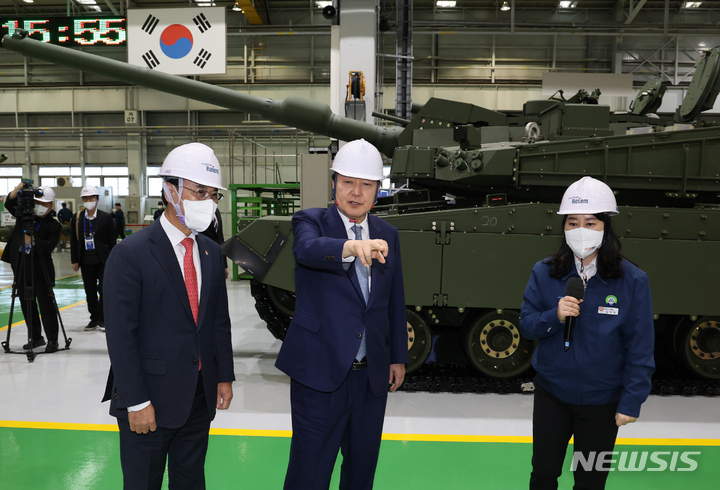 [창원=뉴시스] 홍효식 기자 = 윤석열 대통령이 24일 오후 경남 창원 현대로템을 방문해 K2 전차 조립공정 등을 살펴보고 있다. (대통령실통신사진기자단) 2022.11.24. yesphoto@newsis.com