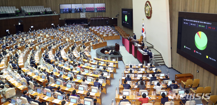 [서울=뉴시스] 최진석 기자 = 지난달 24일 서울 여의도 국회에서 열린 제400회국회(정기회) 제13차 본회의에서 용산 이태원 참사 진상규명과 재발방지를 위한 국정조사계획서 승인의 건이 통과되고 있다. 2022.11.24. myjs@newsis.com