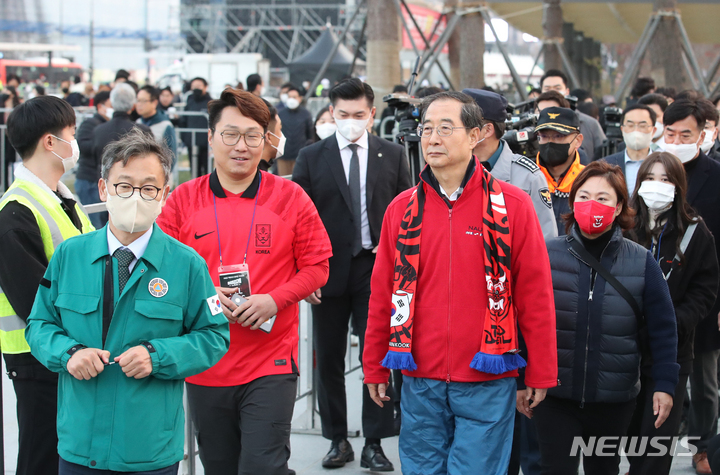 [서울=뉴시스] 김명원 기자 = 한덕수 국무총리가 24일 서울 종로구 광화문 광장에서 열리는 카타르 월드컵 한-우루과이 경기 거리응원 현장점검을 하고 있다. 2022.11.24. kmx1105@newsis.com