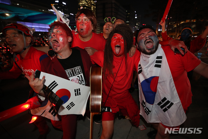 [서울=뉴시스] 고승민 기자 = 24일 밤 서울 광화문광장에서 붉은악마 회원과 시민이 2022 피파 카타르 월드컵 조별리그 H조 대한민국 대 우루과이 경기 시작 전 응원가 등에 맞춰 열띤 응원을 하고 있다. 2022.11.24. kkssmm99@newsis.com