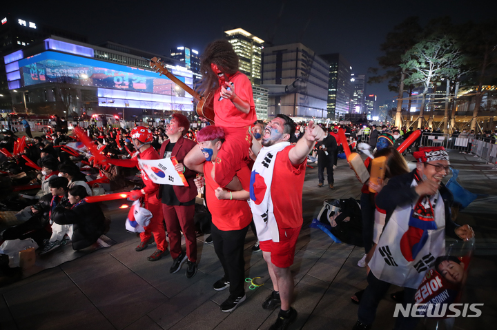 [서울=뉴시스] 고승민 기자 = 24일 밤 서울 광화문광장에서 붉은악마 회원과 시민이 2022 피파 카타르 월드컵 조별리그 H조 대한민국 대 우루과이 경기 시작 전 응원가 등에 맞춰 열띤 응원을 하고 있다. 2022.11.24. kkssmm99@newsis.com