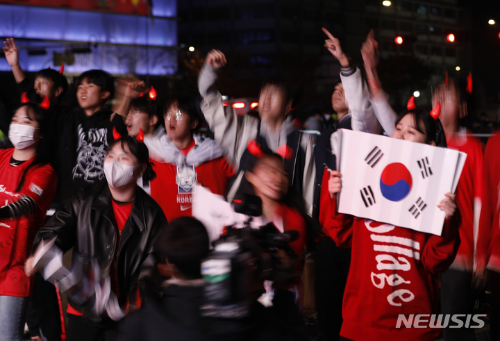 [서울=뉴시스] 고승민 기자 = 24일 밤 서울 광화문광장에서 붉은악마 회원과 시민이 2022 피파 카타르 월드컵 조별리그 H조 대한민국 대 우루과이 경기 시작 전 응원가 등에 맞춰 열띤 응원을 하고 있다. 2022.11.24. kkssmm99@newsis.com