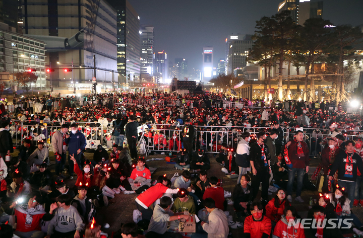 [서울=뉴시스] 고승민 기자 = 지난 24일 밤 서울 광화문광장에서 붉은악마 회원과 시민이  2022 피파 카타르 월드컵 조별리그 H조 대한민국 대 우루과이 경기 시작 전 응원가 등에 맞춰 열띤 응원을 하고 있다. 2022.11.24. kkssmm99@newsis.com