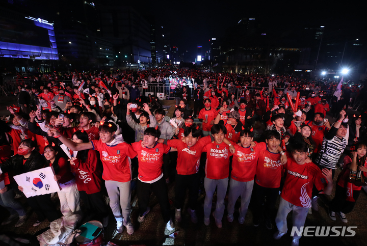 [서울=뉴시스] 고승민 기자 = 24일 밤 서울 광화문광장에서 붉은악마 회원과 시민이 2022 피파 카타르 월드컵 조별리그 H조 대한민국 대 우루과이 경기 시작 전 응원가 등에 맞춰 열띤 응원을 하고 있다. 2022.11.24. kkssmm99@newsis.com