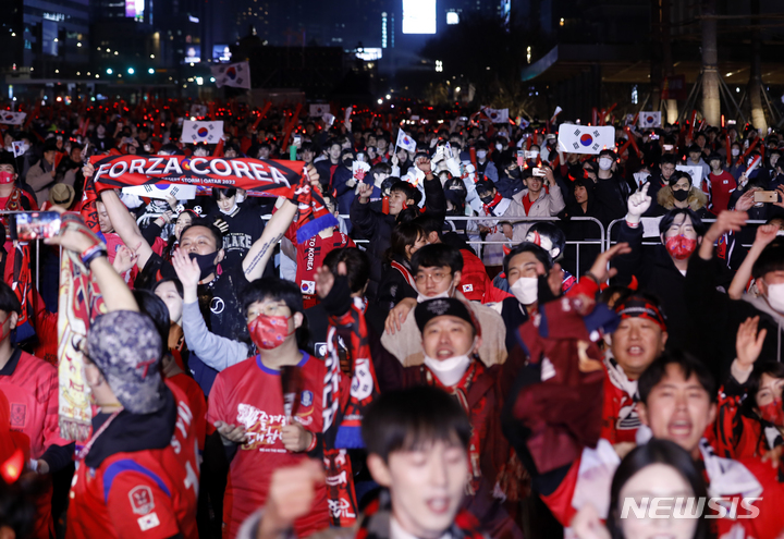 [서울=뉴시스] 고승민 기자 = 24일 밤 서울 광화문광장에서 붉은악마 회원과 시민이 2022 피파 카타르 월드컵 조별리그 H조 대한민국 대 우루과이 경기 시작 전 응원가 등에 맞춰 열띤 응원을 하고 있다. 2022.11.24. kkssmm99@newsis.com