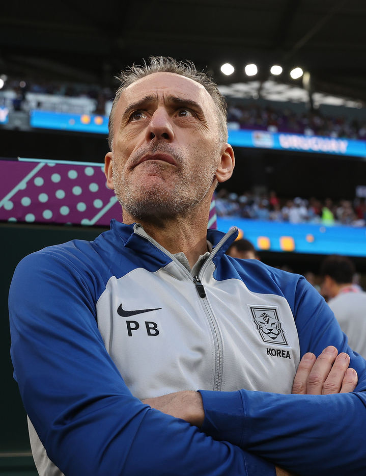 [알라이얀(카타르)=뉴시스] 백동현 기자 = 24일(현지시간) 카타르 알라이얀 에듀케이션 시티 스타디움에서 열린 2022 카타르 월드컵 H조 1차전 대한민국과 우루과이의 경기 시작 전, 대한민국 파울루 벤투 감독이 경기장을 바라보고 있다. 2022.11.24. livertrent@newsis.com