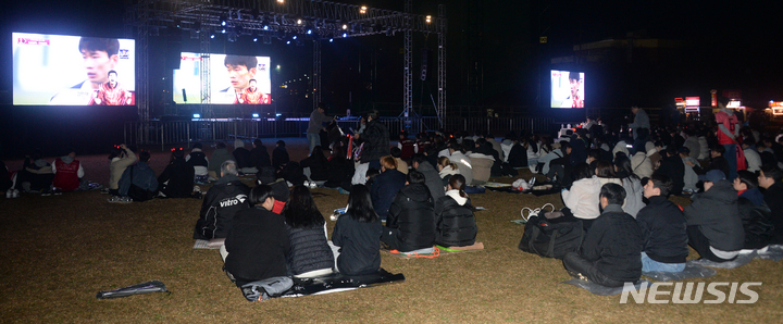 [전주=뉴시스] 김얼 기자 = 2022 카타르 월드컵 H조 1차전 대한민국과 우루과이의 경기가 열린 24일 전북 전주시 전주대학교에서 시민들이 응원전을 펼치고 있다. 2022.11.24. pmkeul@newsis.com