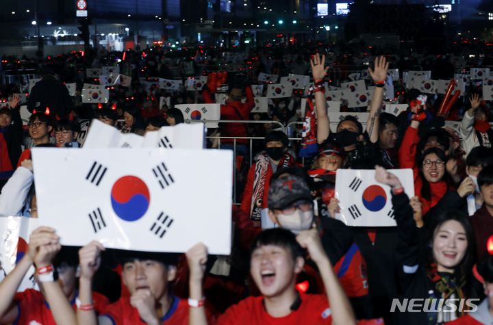 [서울=뉴시스] 고승민 기자 = 붉은악마 등 시민이 24일 밤 서울 광화문광장에서 2022 피파 카타르 월드컵 조별리그 H조 대한민국 대 우루과이 경기를 대형 스크린으로 지켜보며 응원하고 있다. 2022.11.24. kkssmm99@newsis.com