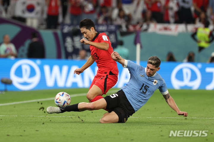 [알라이얀(카타르)=뉴시스] 조성우 기자 = 24일(현지시간) 카타르 알라이얀 에듀케이션 시티 스타디움에서 열린 2022 카타르 월드컵 H조 1차전 대한민국과 우루과이의 경기, 이강인이 태클을 당해 넘어지고 있다. 2022.11.25. xconfind@newsis.com