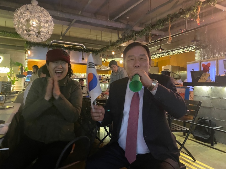 최민호 세종시장이 도담동 호프집에서 대한민국 축구팀을 응원하는 나발을 불고 있다. 2022.11.25. ssong1007@newsis.com *재판매 및 DB 금지