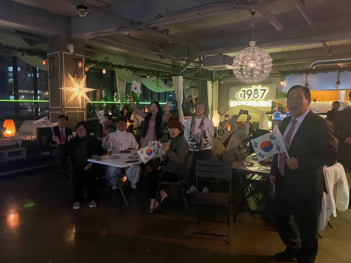 [뉴시스=세종]대한민국 축구팀을 응원하면 최민솨 세종시장과 호프집 응원단들. 202211.24. ssong1007@newsis.com *재판매 및 DB 금지