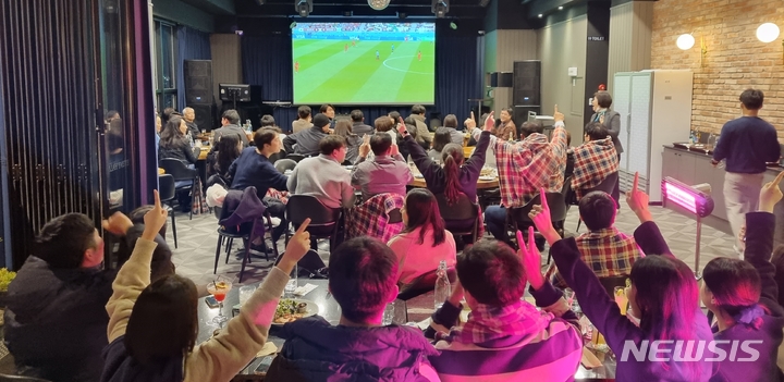 [울산=뉴시스] 박수지 기자 =대한민국 축구대표팀의 2022 카타르 월드컵 첫 경기가 열린 24일 밤 울산 남구 삼산동 한 라운지바에 축구경기가 생중계되고 있다. 2022.11.25. parksj@newsis.com 
