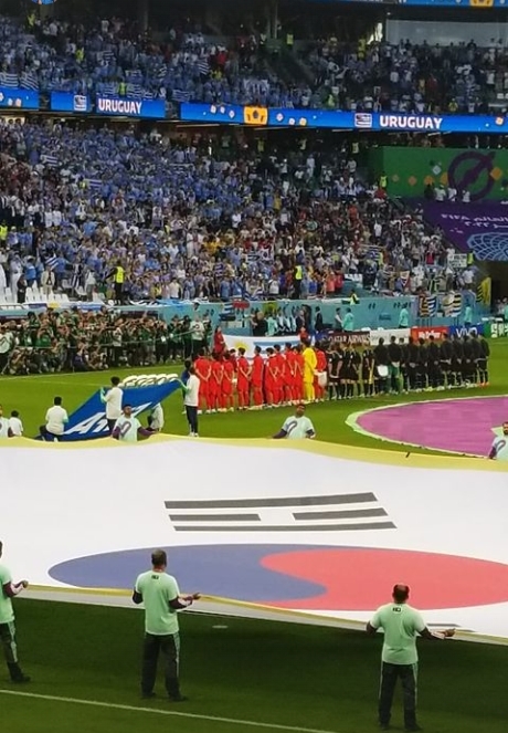 [서울=뉴시스] 프로야구 한화 이글스의 카를로스 수베로 감독이 올린 한국-우루과이전 관전 인증샷. (사진 = 수베로 감독 인스타그램 캡처) *재판매 및 DB 금지