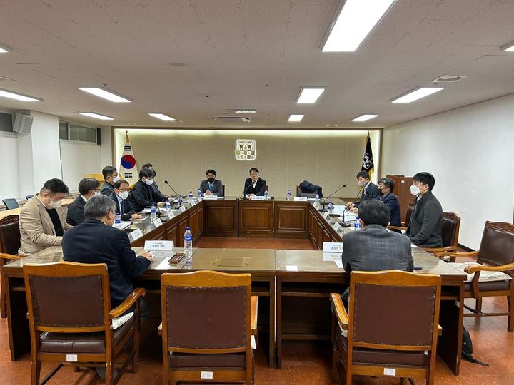 [세종=뉴시스] 농림축산식품부는 24일 주요 사료 제조업체와 간담회를 열어 화물연대 파업에 따른 사료 공급 상황을 점검했다. (사진=농식품부 제공) *재판매 및 DB 금지