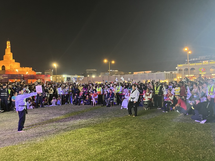  월드컵 한국 첫 경기인 우르과이전이 치러진 24일(현지시간) 카타르 도하 코니시해변에 마련된 한국관광홍보관에서특별 응원이 펼쳐졌다. (사진=한국관광공사 제공) photo@newsis.com *재판매 및 DB 금지