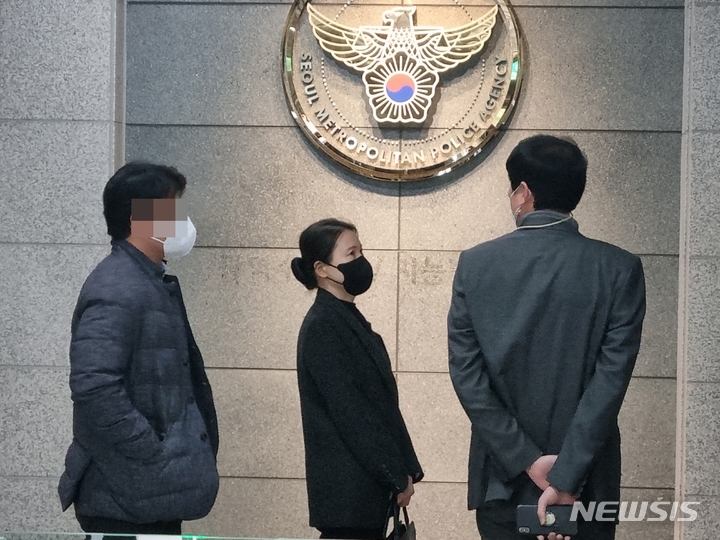 [서울=뉴시스] 전재훈 기자 = 직무유기 혐의를 받는 류미진 총경이 25일 경찰청 특별수사본부에 2차 조사를 위해 출석했다. 2022.11.25. kez@newsis.com