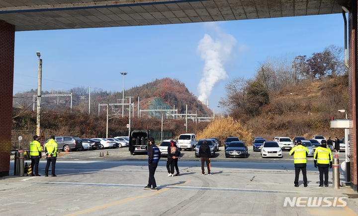 [단양=뉴시스] 이도근 기자= 민주노총 공공운수노조 화물연대본부의 총파업 이틀째인 25일 충북 단양군 매포읍 성신양회 정문을 노조원들이 막고 있다. 2022.11.25. photo@newsis.com