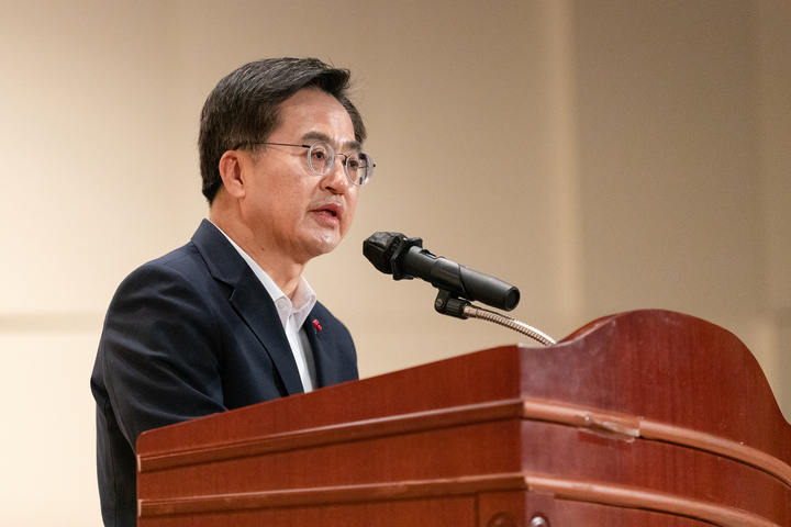 25일 오전 수원시 영통구 경기도경제과학진흥원 1층 광교홀에서 열린 11월 기우회 월례회에서 김동연 경기도지사가 인사말을 하고 있다. (사진=경기도 제공) *재판매 및 DB 금지