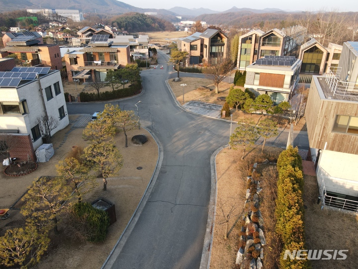 [용인=뉴시스]용인시에서 도로 경사율 등이 적절히 반영된 주택 단기 개발 현장