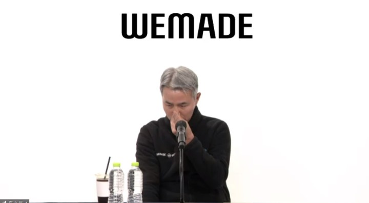 장현국 위메이드 대표가 25일 진행된 위믹스 상장폐지 관련 긴급 기자간담회에서 눈물을 흘리고 있다(사진=유튜브 캡쳐) *재판매 및 DB 금지